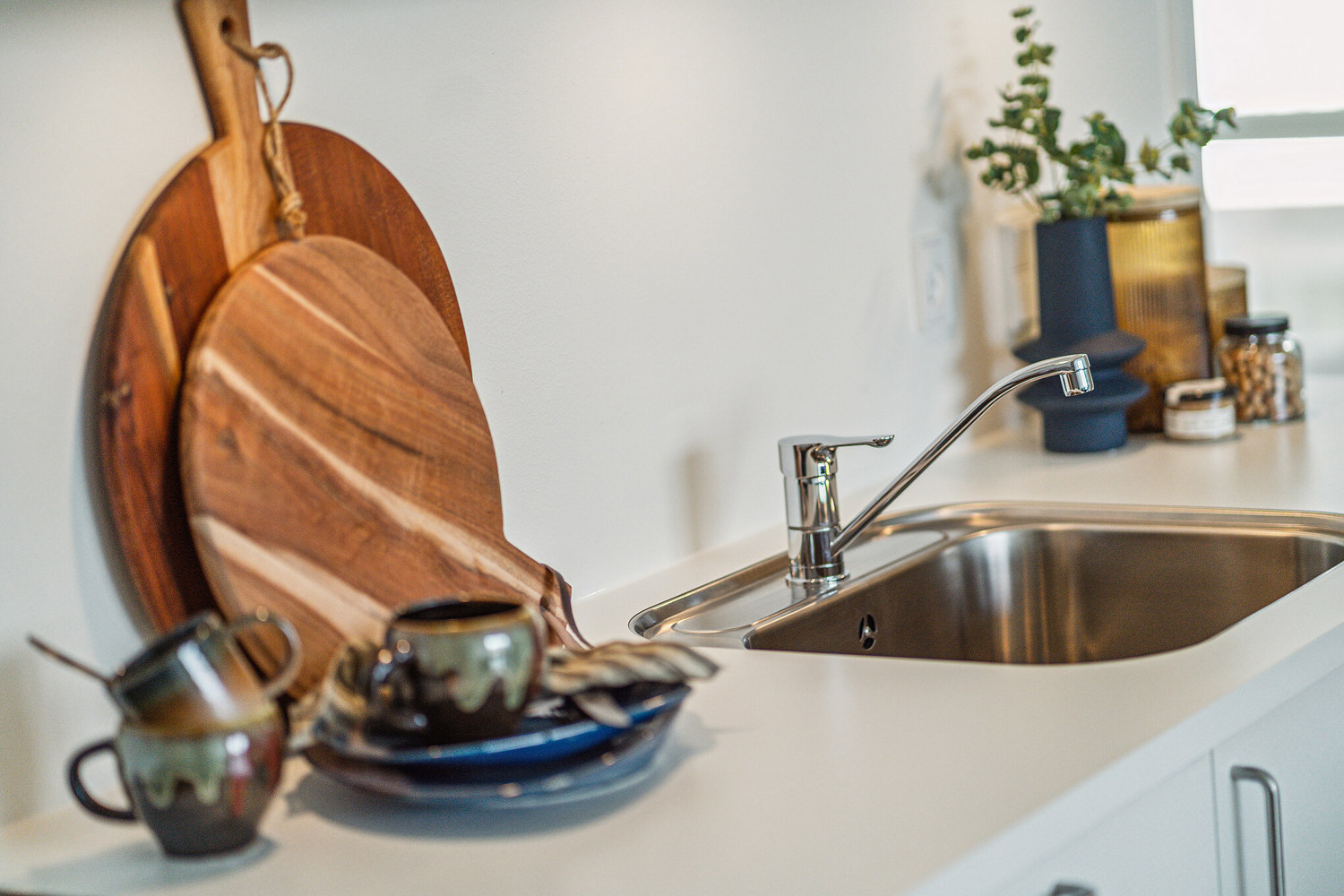 Opvask på køkkenbord i ledig lejebolig